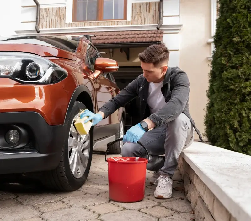 Lavage auto à domicile Crosville-la-Vieille : professionnel intervenant sur un véhicule